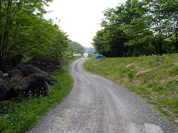 キャンプ地から道の駅の施設までの道